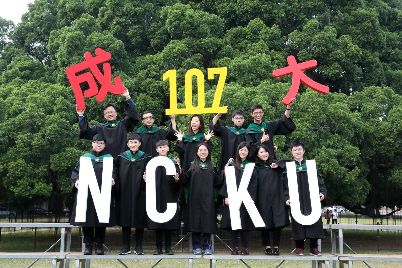 107級畢業生於榕園前合影