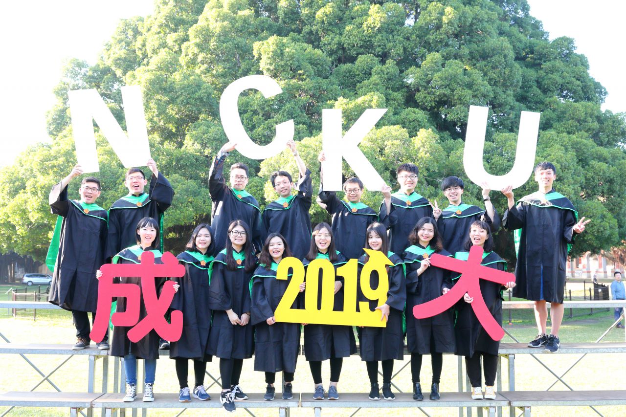 108級畢業生於榕園前合影