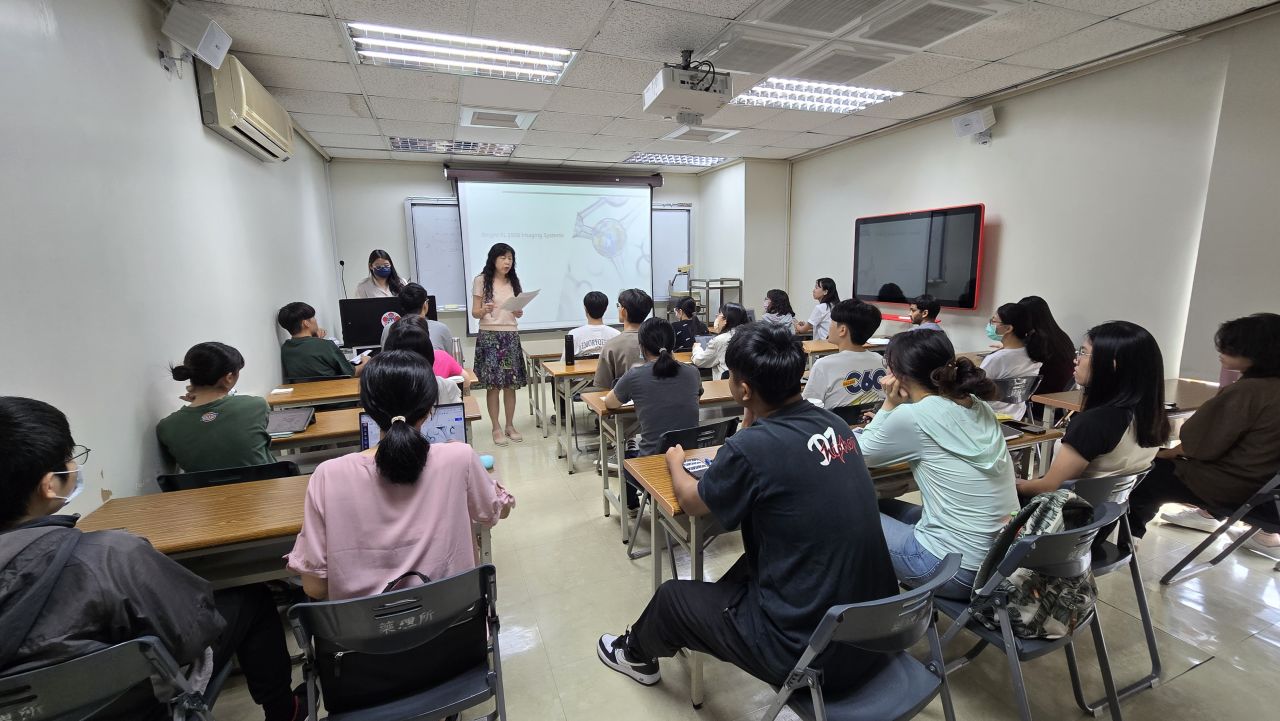 學生在教室內參與儀器教育訓練，講者於前方進行分享