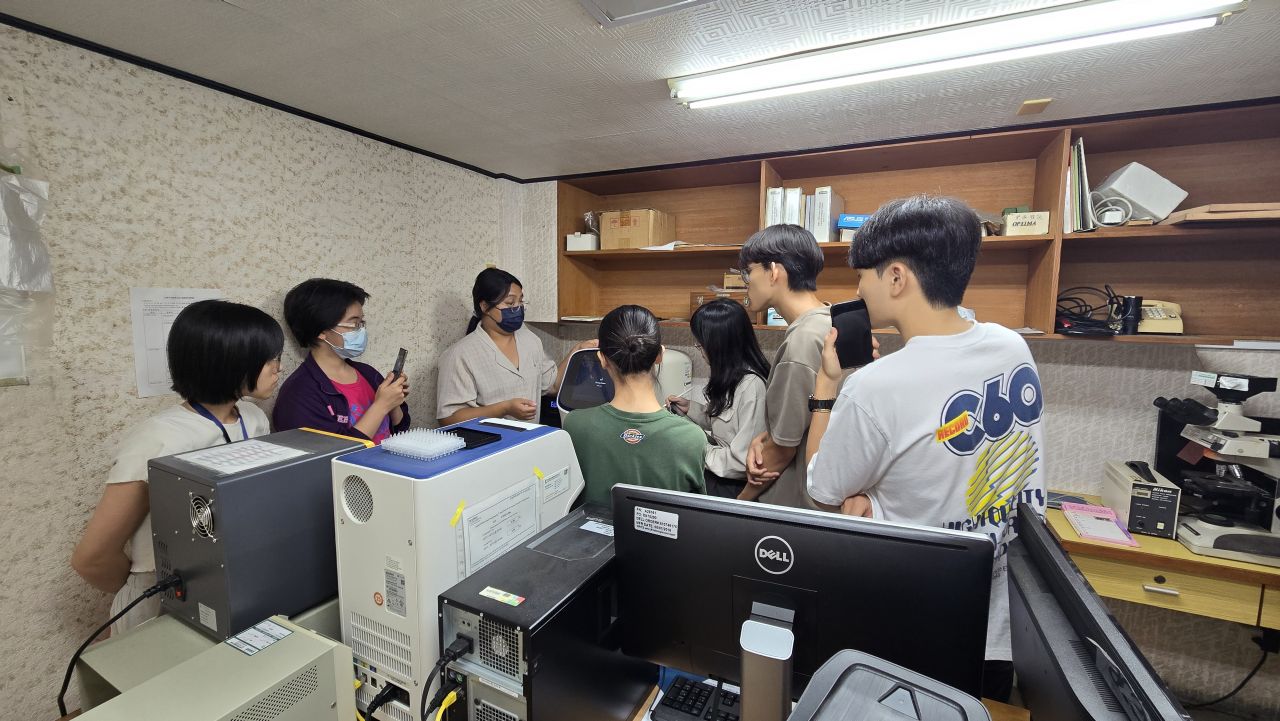 講者於儀器前向學生進行說明