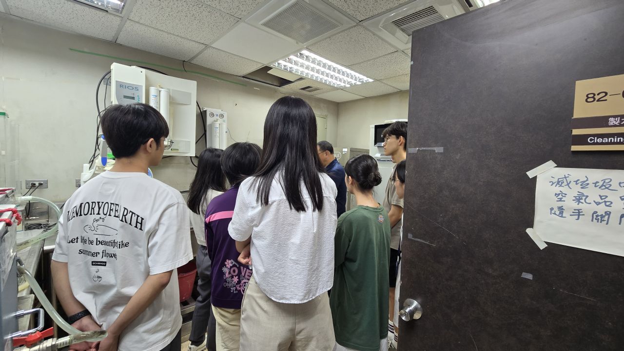 講者於儀器前向學生進行說明