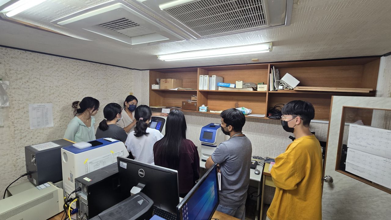 講者於儀器前向學生進行說明
