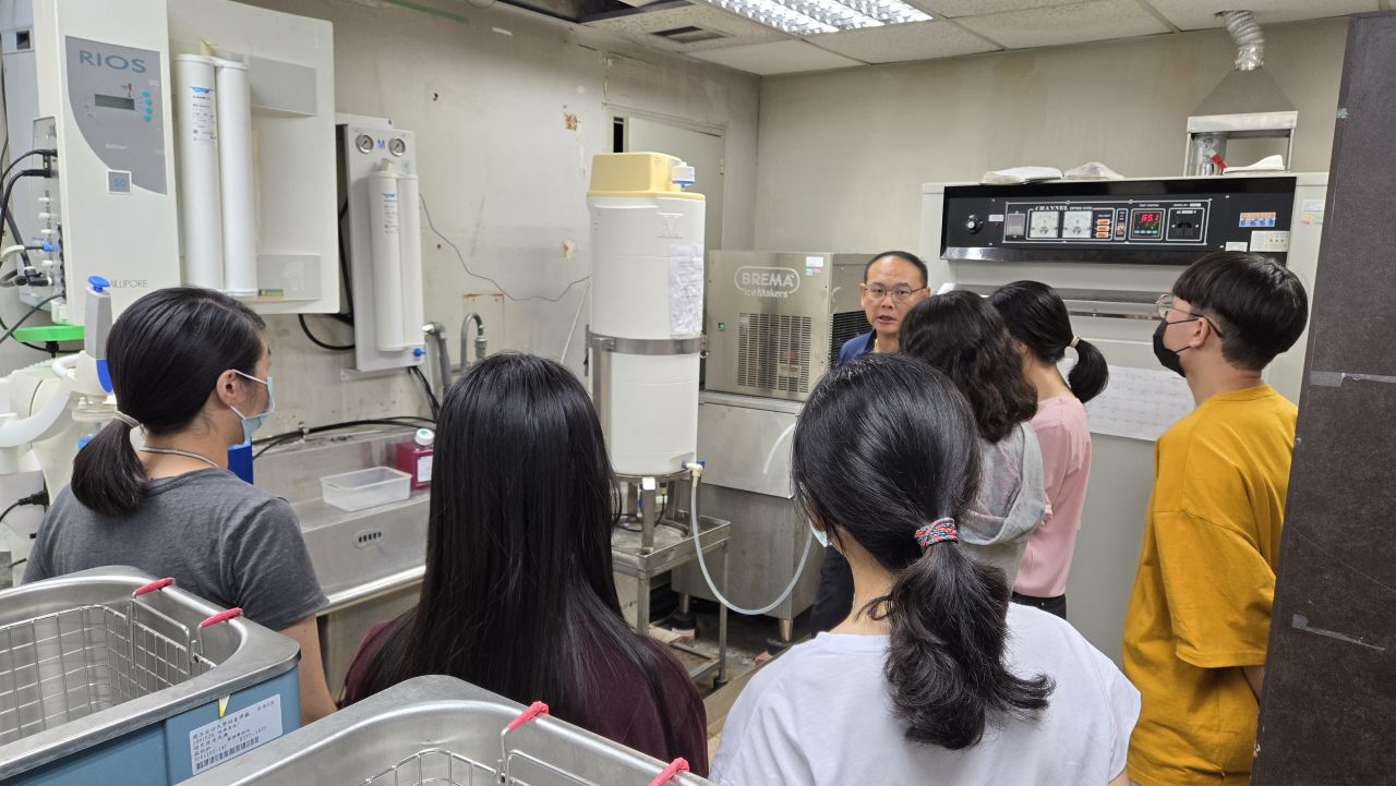 講者於儀器前向學生進行說明
