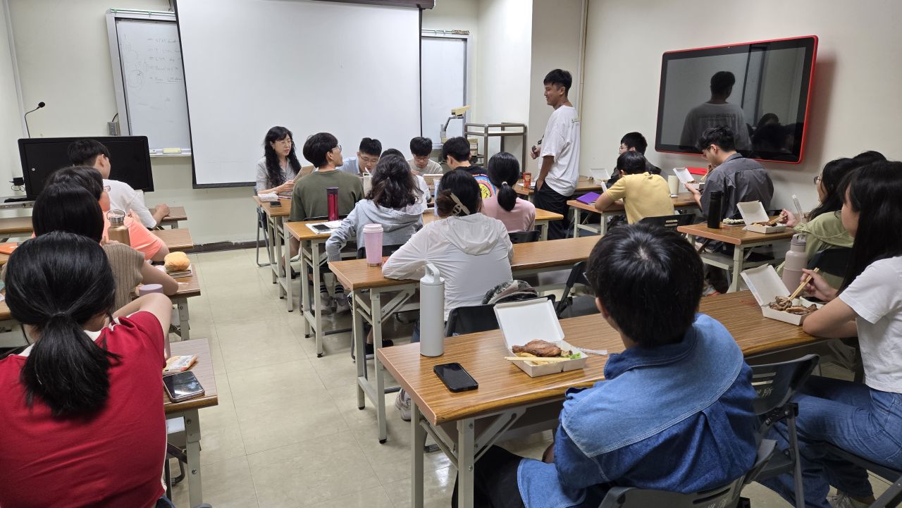 學生在台下討論