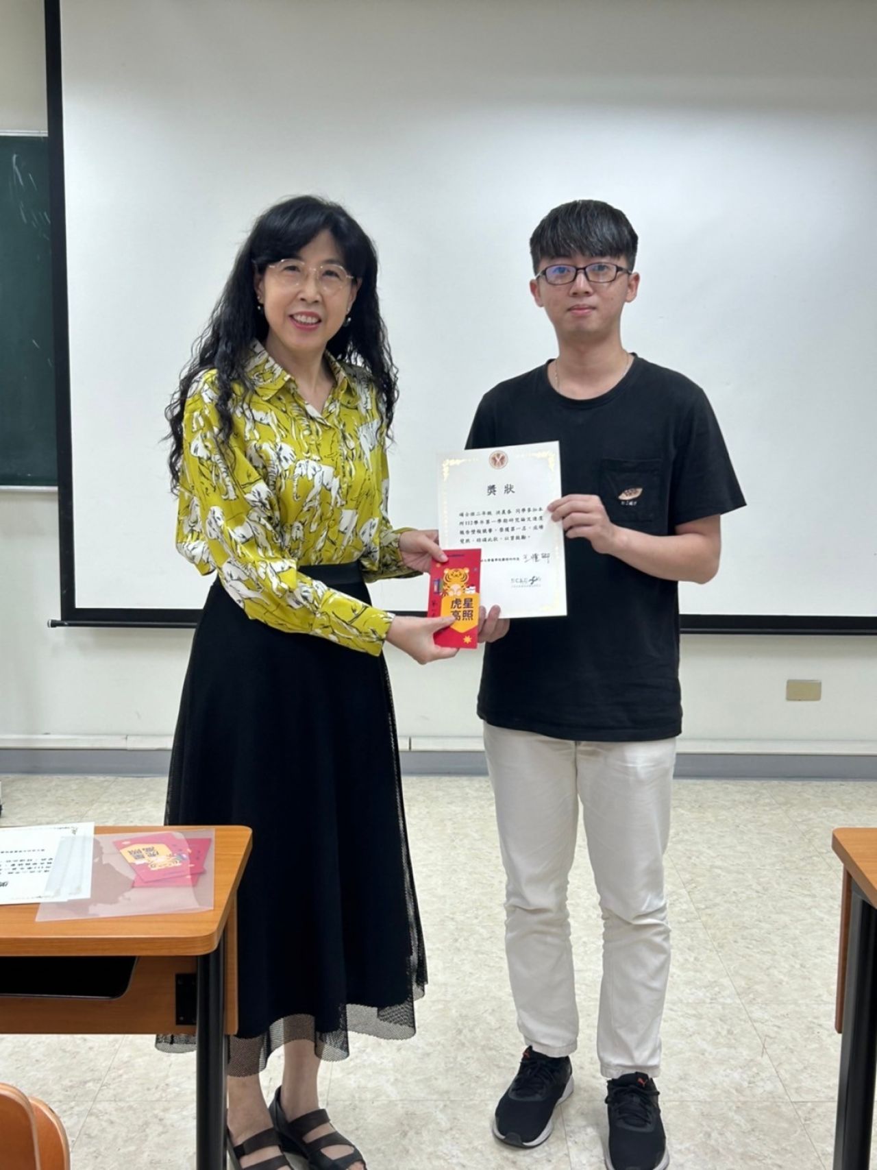 主任頒獎給得獎者