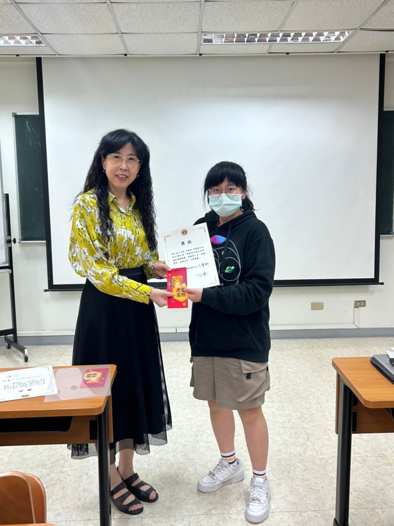 主任頒獎給得獎者