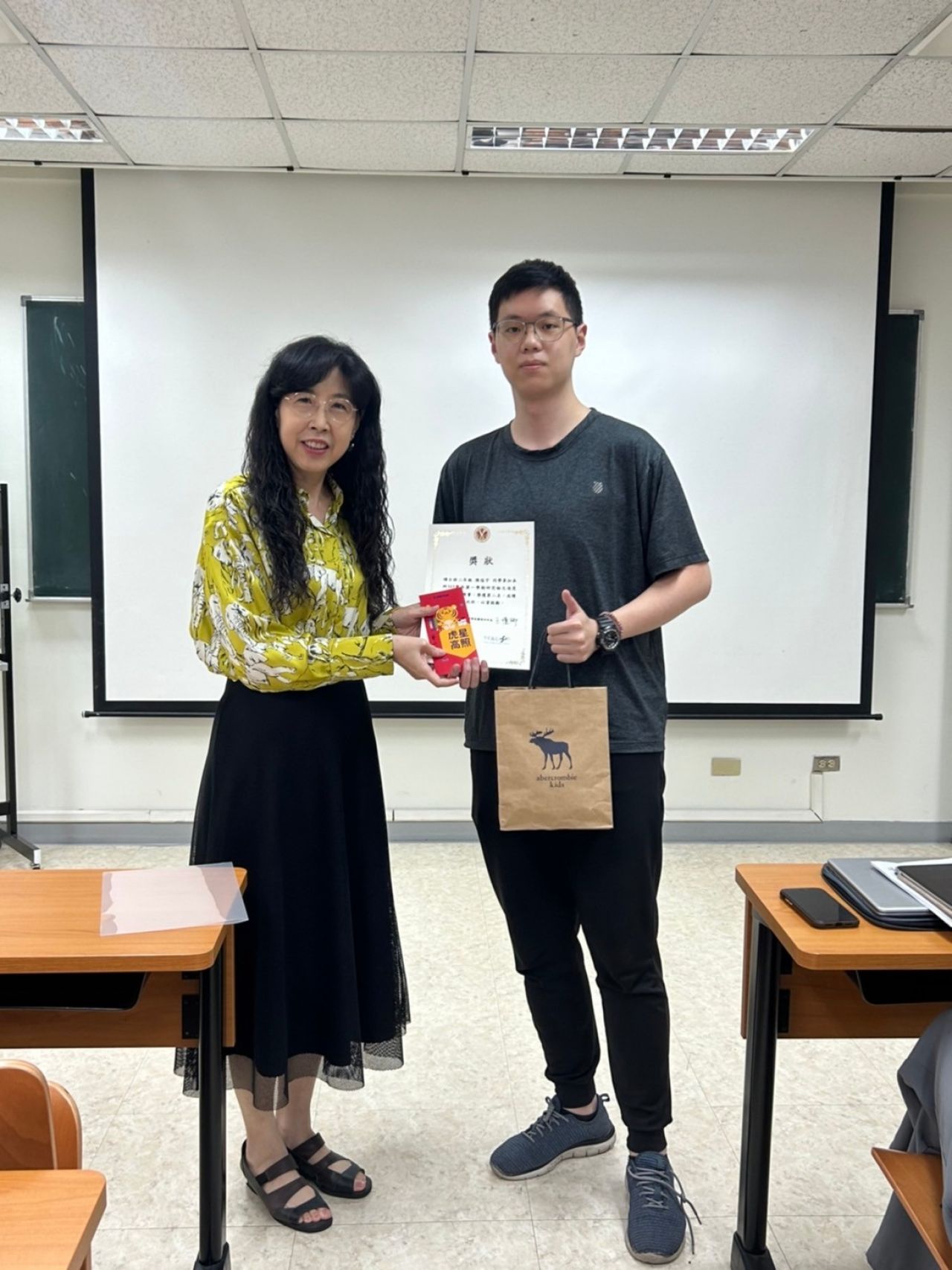 主任頒獎給得獎者