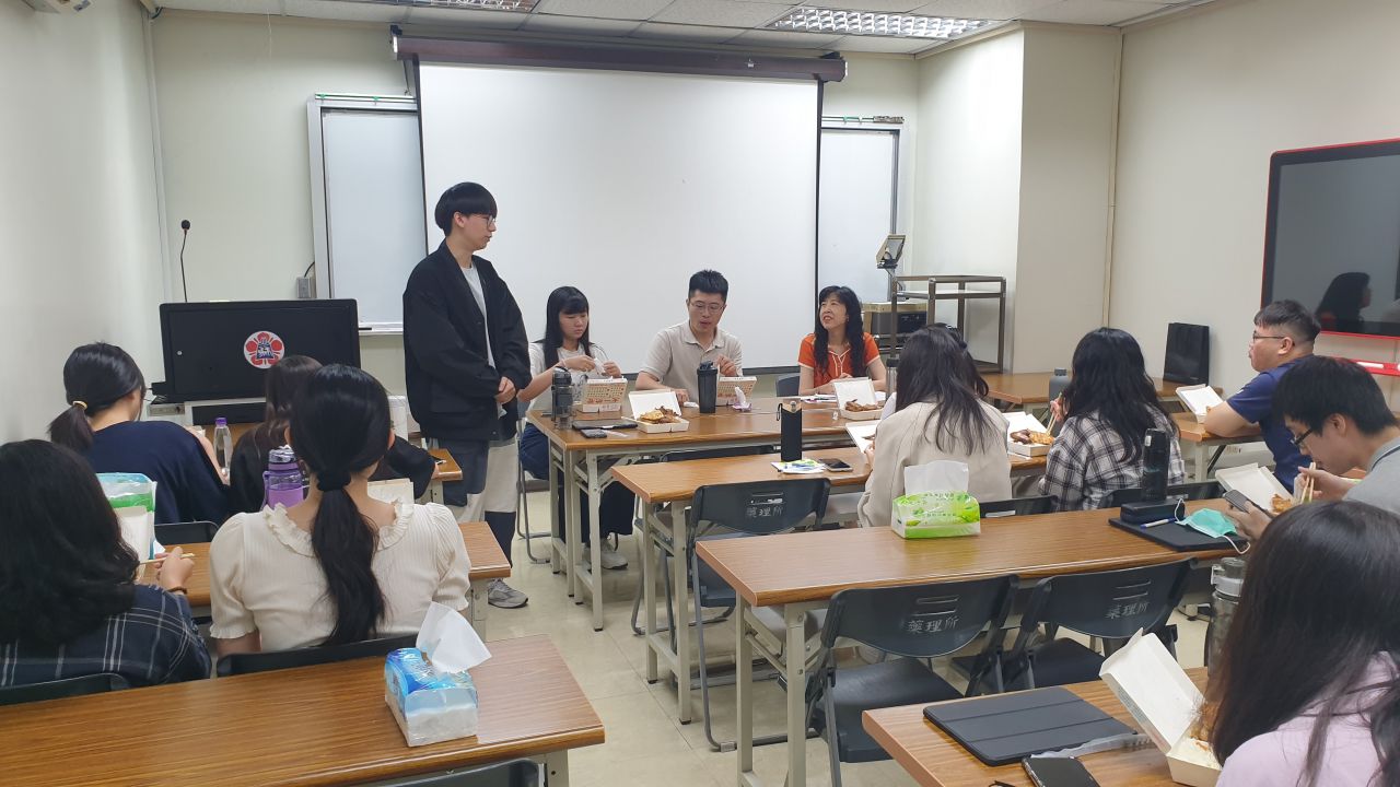 學生一起坐著吃便當