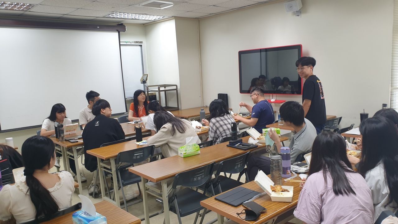 學生一起坐著吃便當、聊天