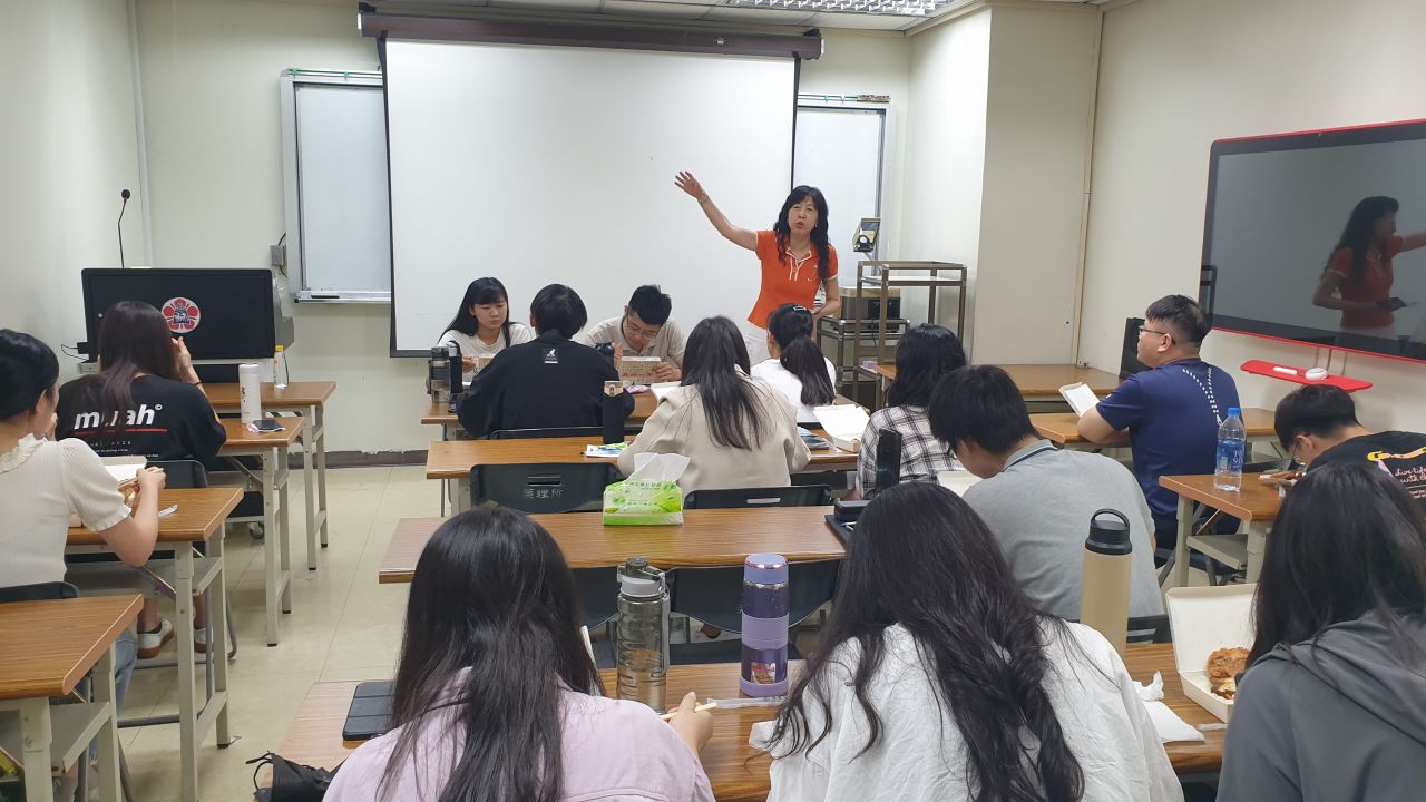 主任在台前說明，學生在台下聽講