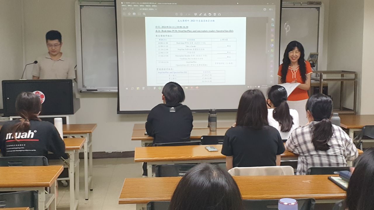 主任在台前說明，學生在台下聽講