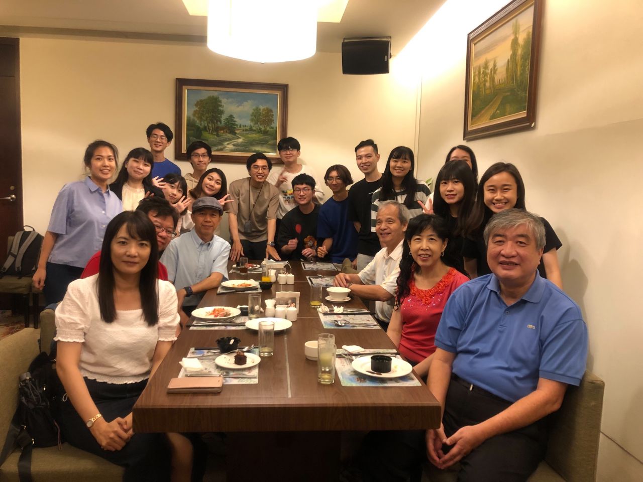 全體於餐廳大合照