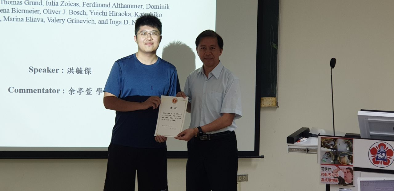 第一名黃士宣同學上台領獎